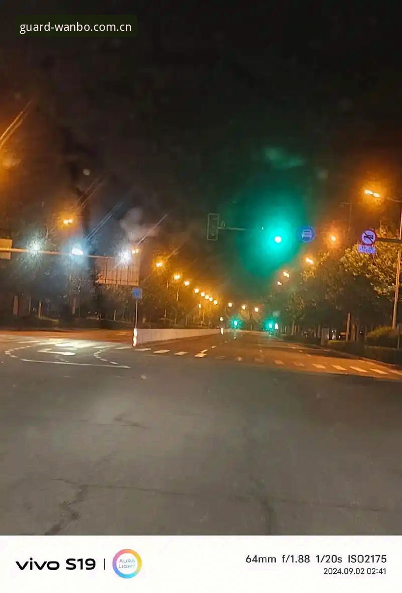 那把凌晨三点的手机荧光，照出了什么问题